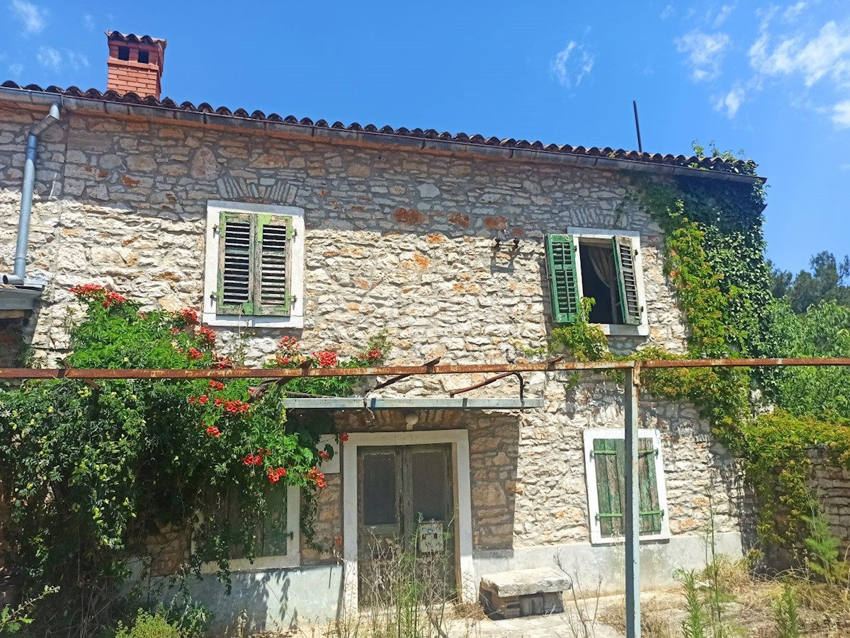 ISTRIA, VALBANDON - Casa istriana con giardino + terreno edificabile 1917 m2 - VICINO AL MARE!!