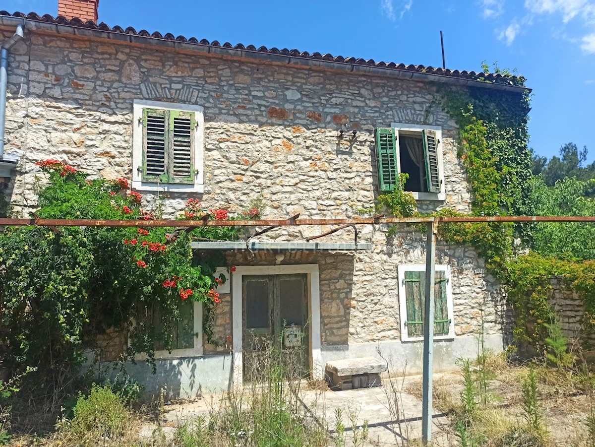 ISTRIA, VALBANDON - Casa istriana con giardino + terreno edificabile 1917 m2 - VICINO AL MARE!!