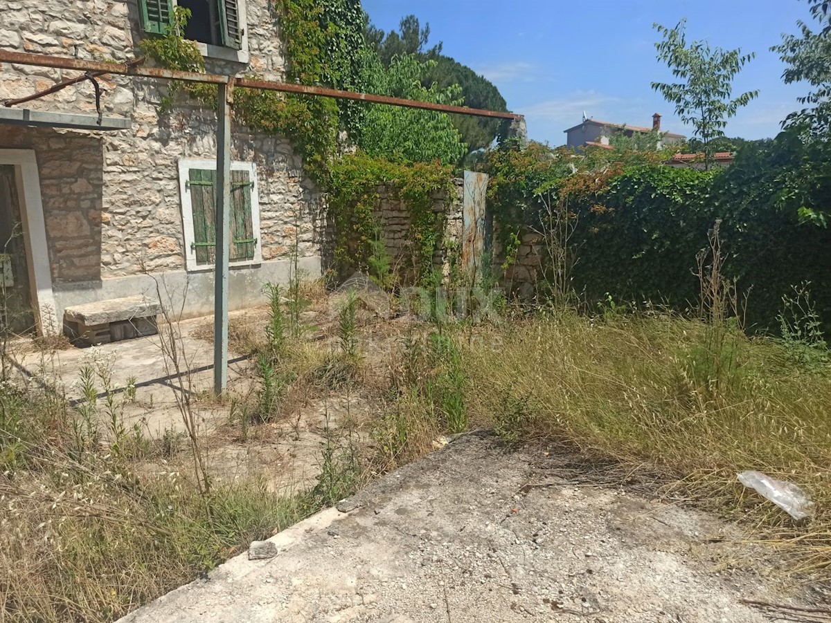 ISTRIA, VALBANDON - Casa istriana con giardino + terreno edificabile 1917 m2 - VICINO AL MARE!!