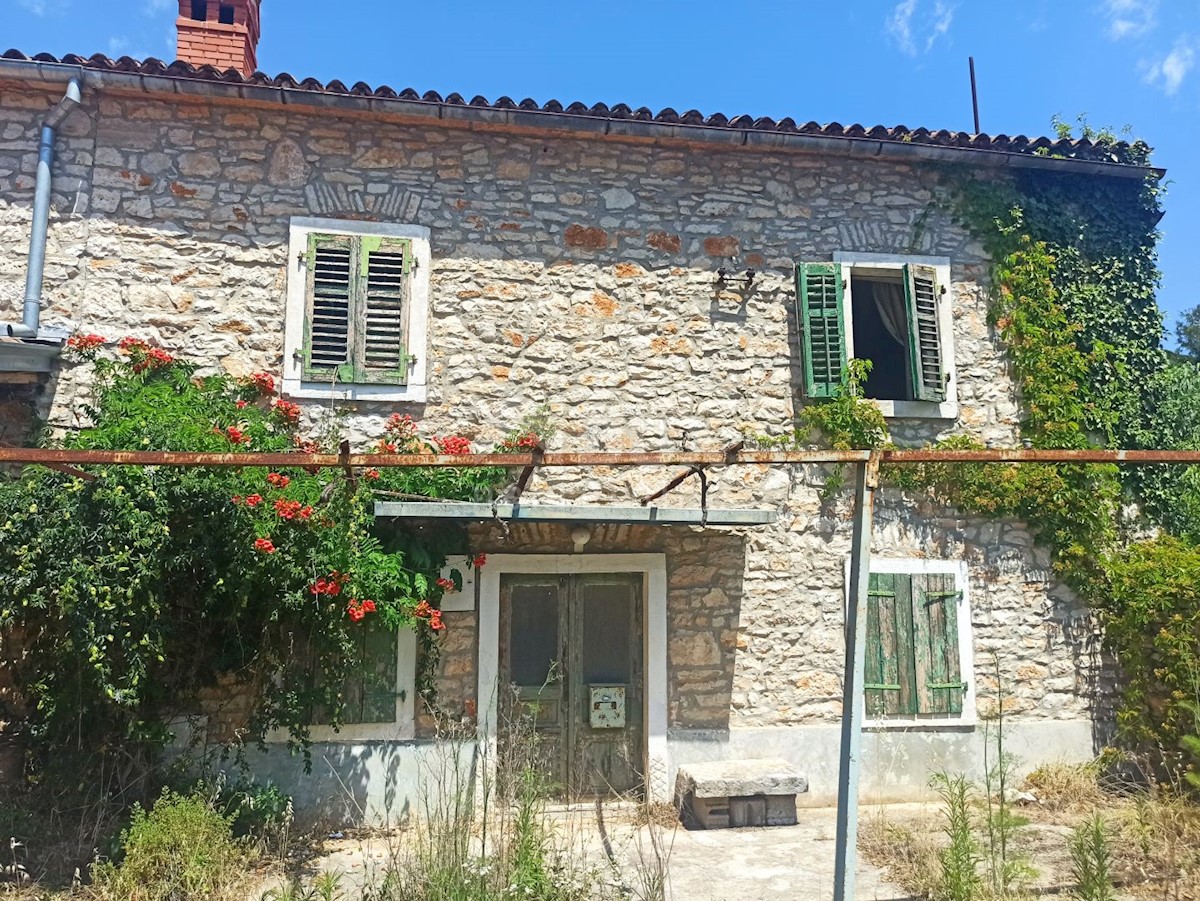 ISTRIA, VALBANDON - Casa istriana con giardino + terreno edificabile 1917 m2 - VICINO AL MARE!!