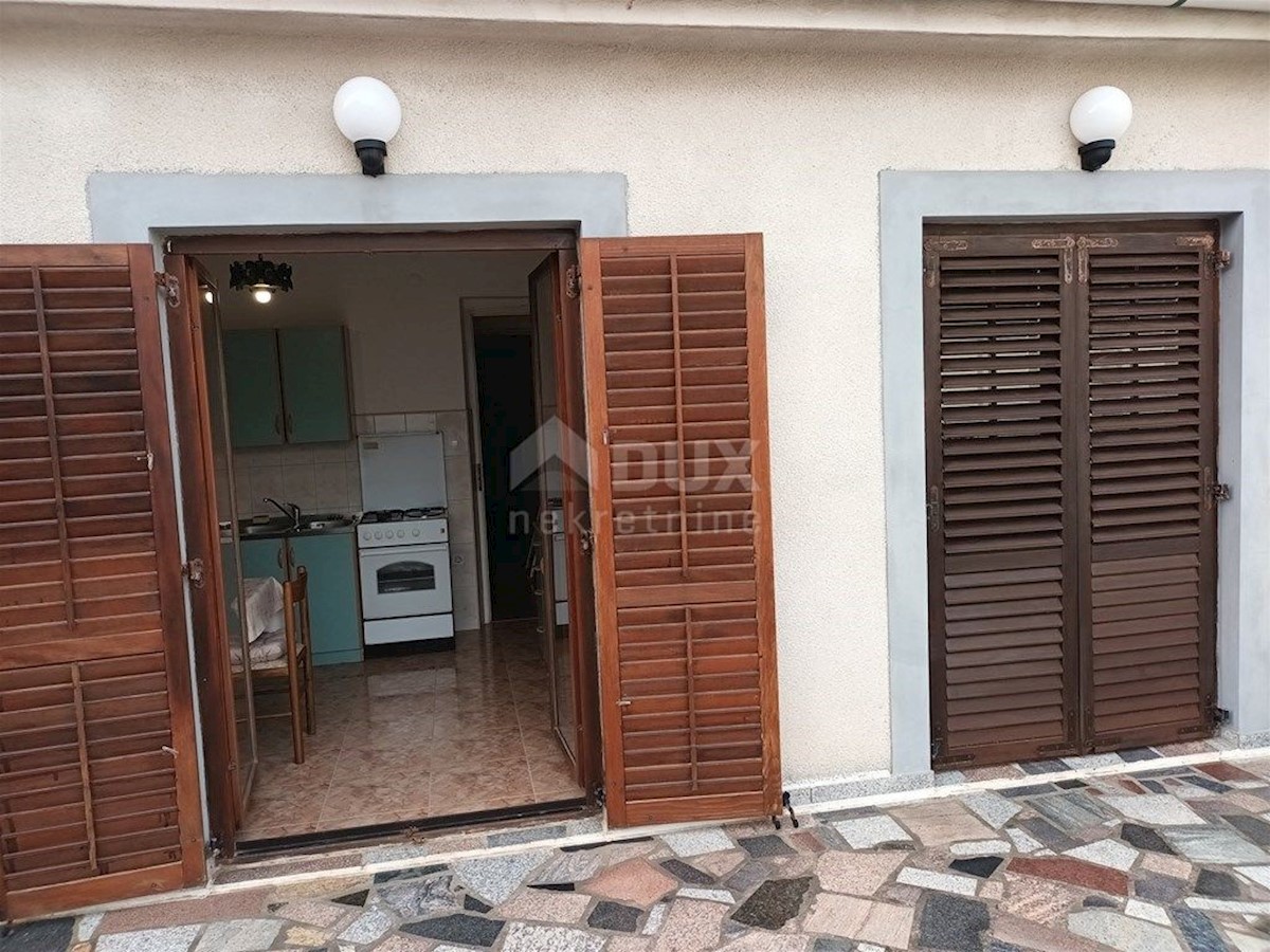 ISOLA DI PAG, NOVALJA - 3 camere da letto + bagno pavimento della casa 116 m2 OCCASIONE