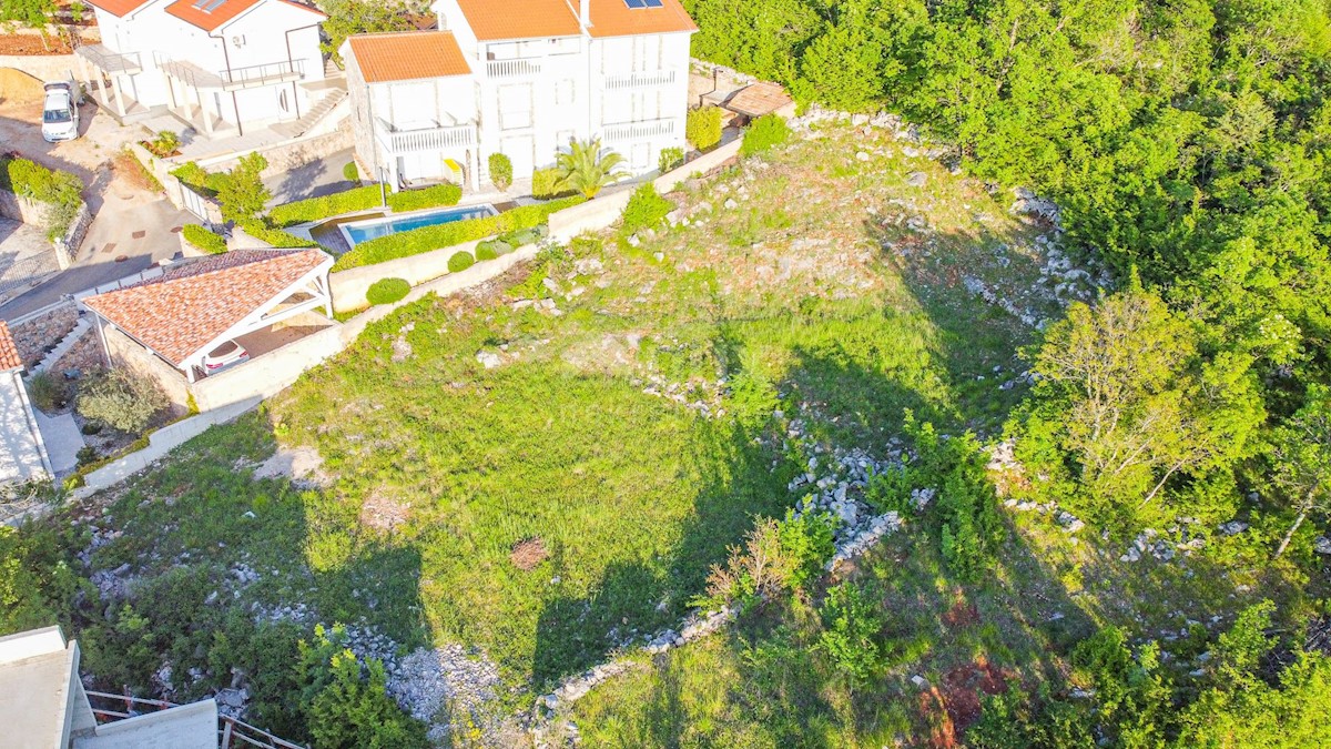 ISOLA DI KRK, KLIMNO - terreno edificabile 1040m2 a soli 300 metri dal mare con vista mare, posizione tranquilla