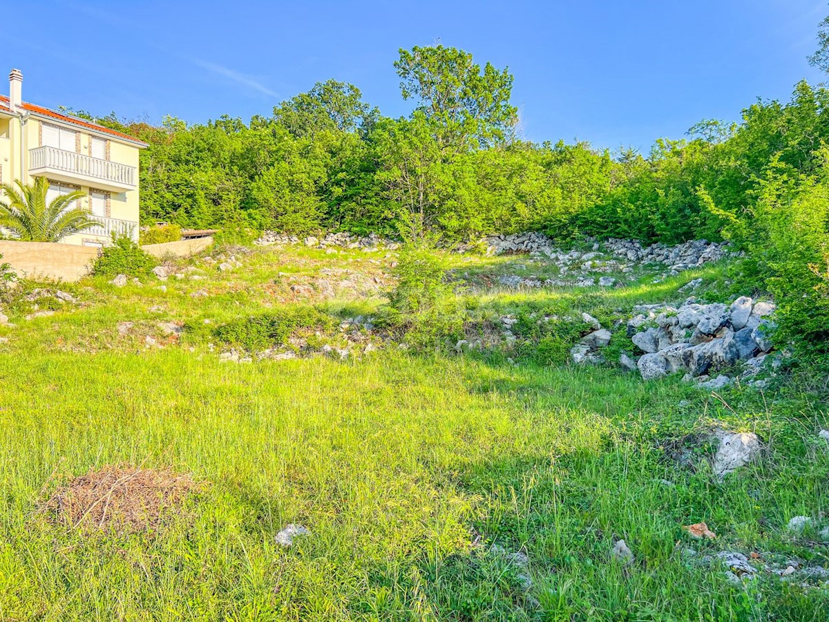 ISOLA DI KRK, KLIMNO - terreno edificabile 1040m2 a soli 300 metri dal mare con vista mare, posizione tranquilla