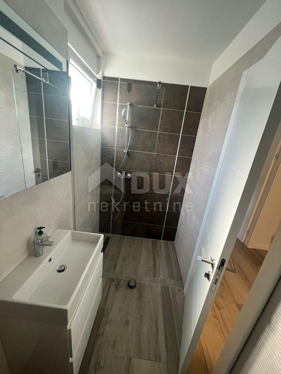 CITTÀ DI KRK - Lussuoso appartamento con tre camere da letto e una camera da letto al piano terra con vista sul mare