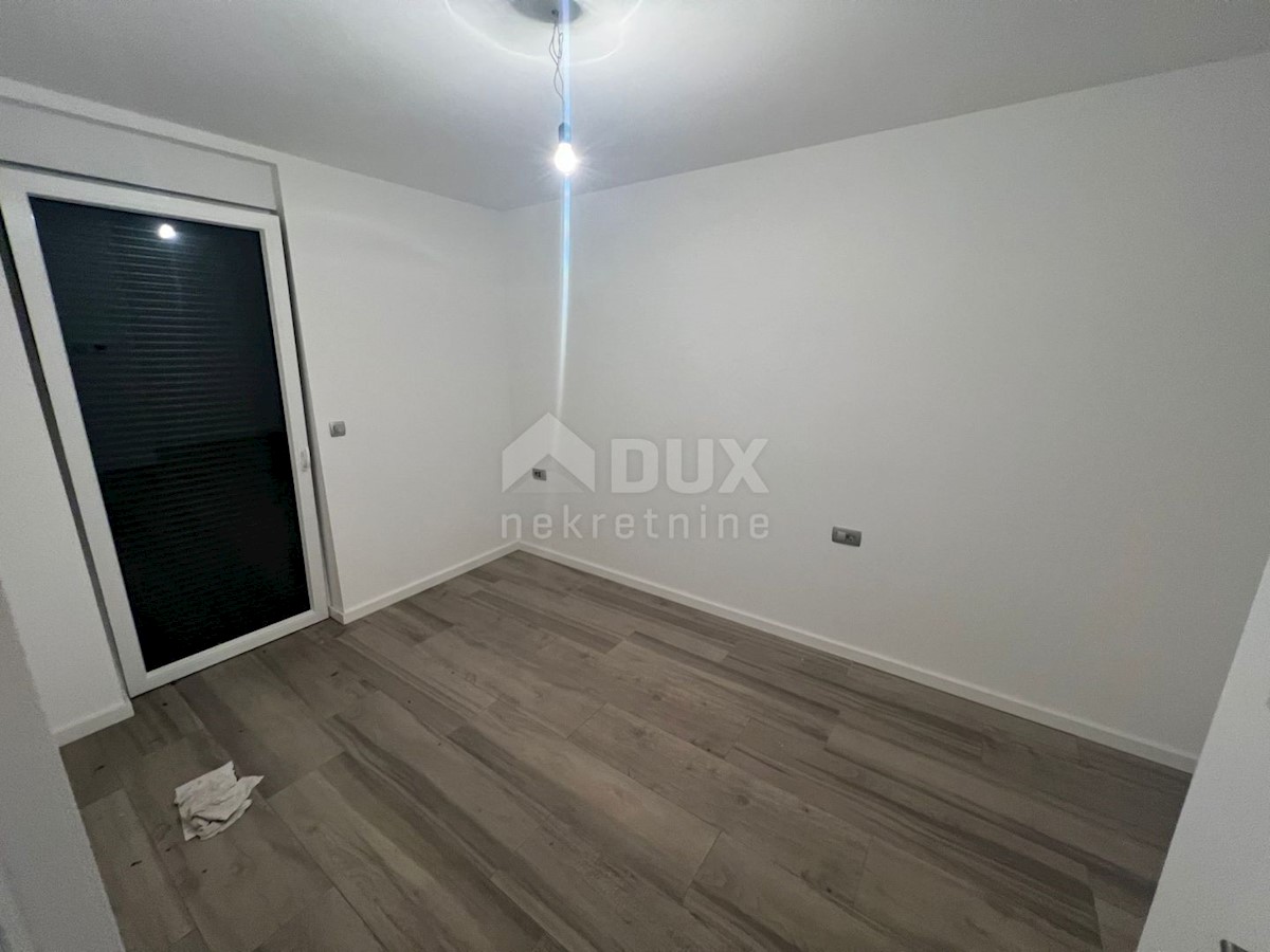 CITTÀ DI KRK - Lussuoso appartamento con tre camere da letto e una camera da letto al piano terra con vista sul mare