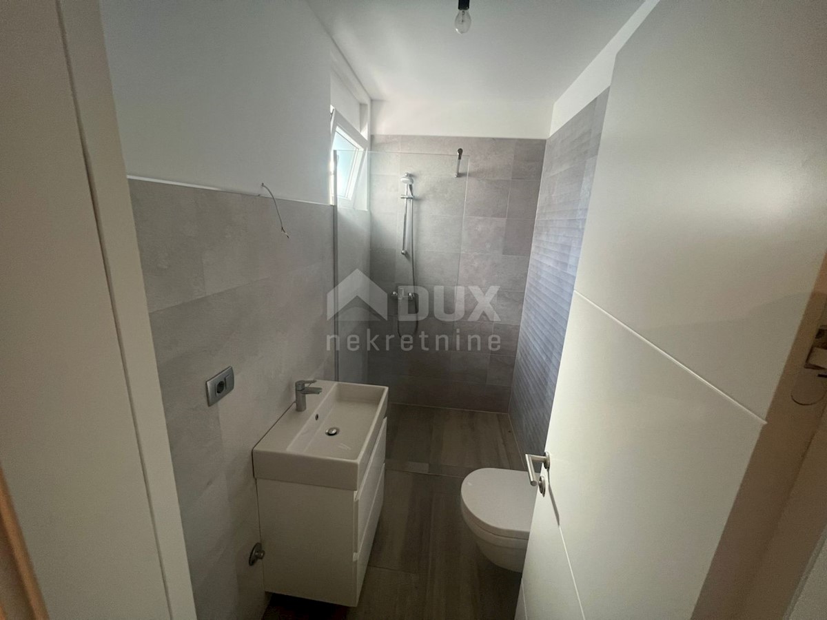 CITTÀ DI KRK - Lussuoso appartamento con tre camere da letto e una camera da letto al piano terra con vista sul mare