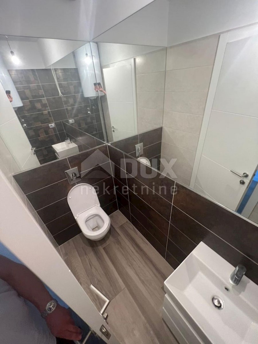 CITTÀ DI KRK - Lussuoso appartamento con tre camere da letto e una camera da letto al piano terra con vista sul mare