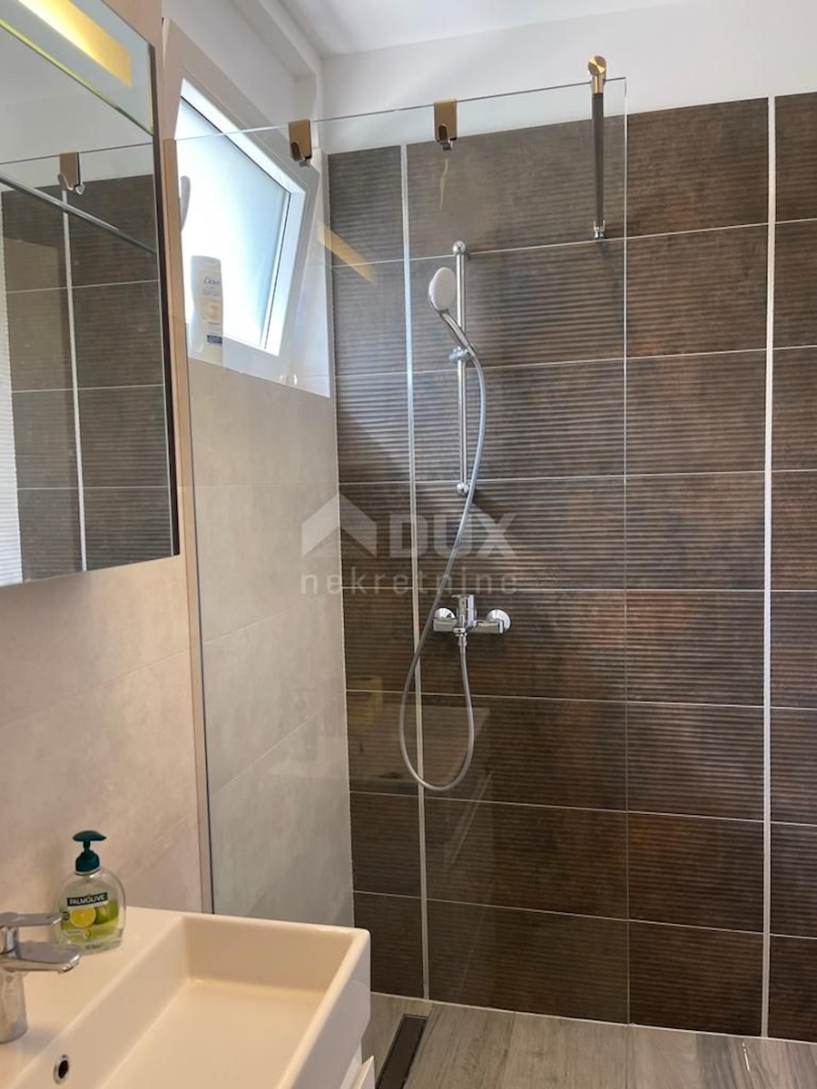 CITTÀ DI KRK - Lussuoso appartamento con tre camere da letto e una camera da letto al piano terra con vista sul mare