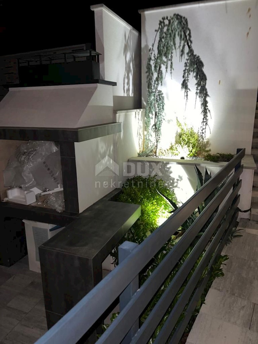 CITTÀ DI KRK - Lussuoso appartamento con tre camere da letto e una camera da letto al piano terra con vista sul mare