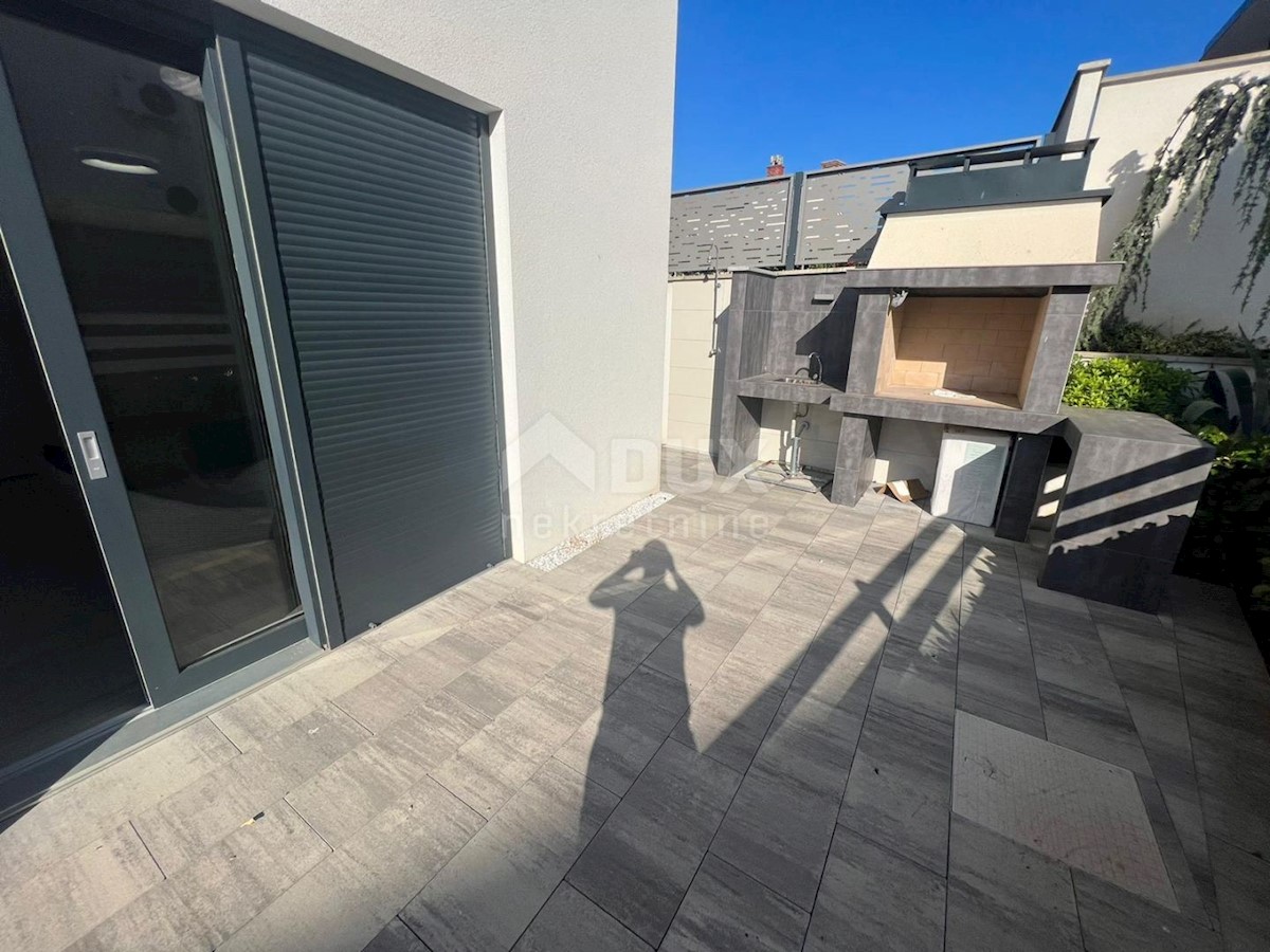 CITTÀ DI KRK - Lussuoso appartamento con tre camere da letto e una camera da letto al piano terra con vista sul mare