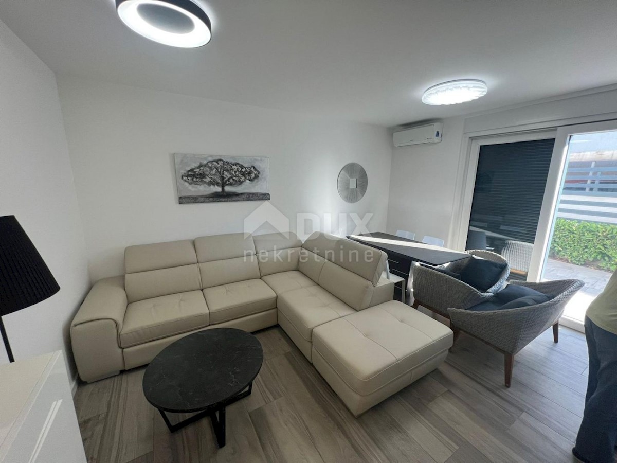 CITTÀ DI KRK - Lussuoso appartamento con tre camere da letto e una camera da letto al piano terra con vista sul mare