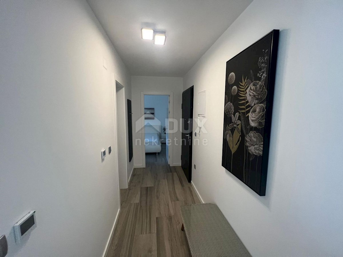 CITTÀ DI KRK - Lussuoso appartamento con tre camere da letto e una camera da letto al piano terra con vista sul mare