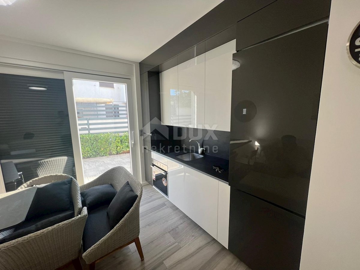 CITTÀ DI KRK - Lussuoso appartamento con tre camere da letto e una camera da letto al piano terra con vista sul mare