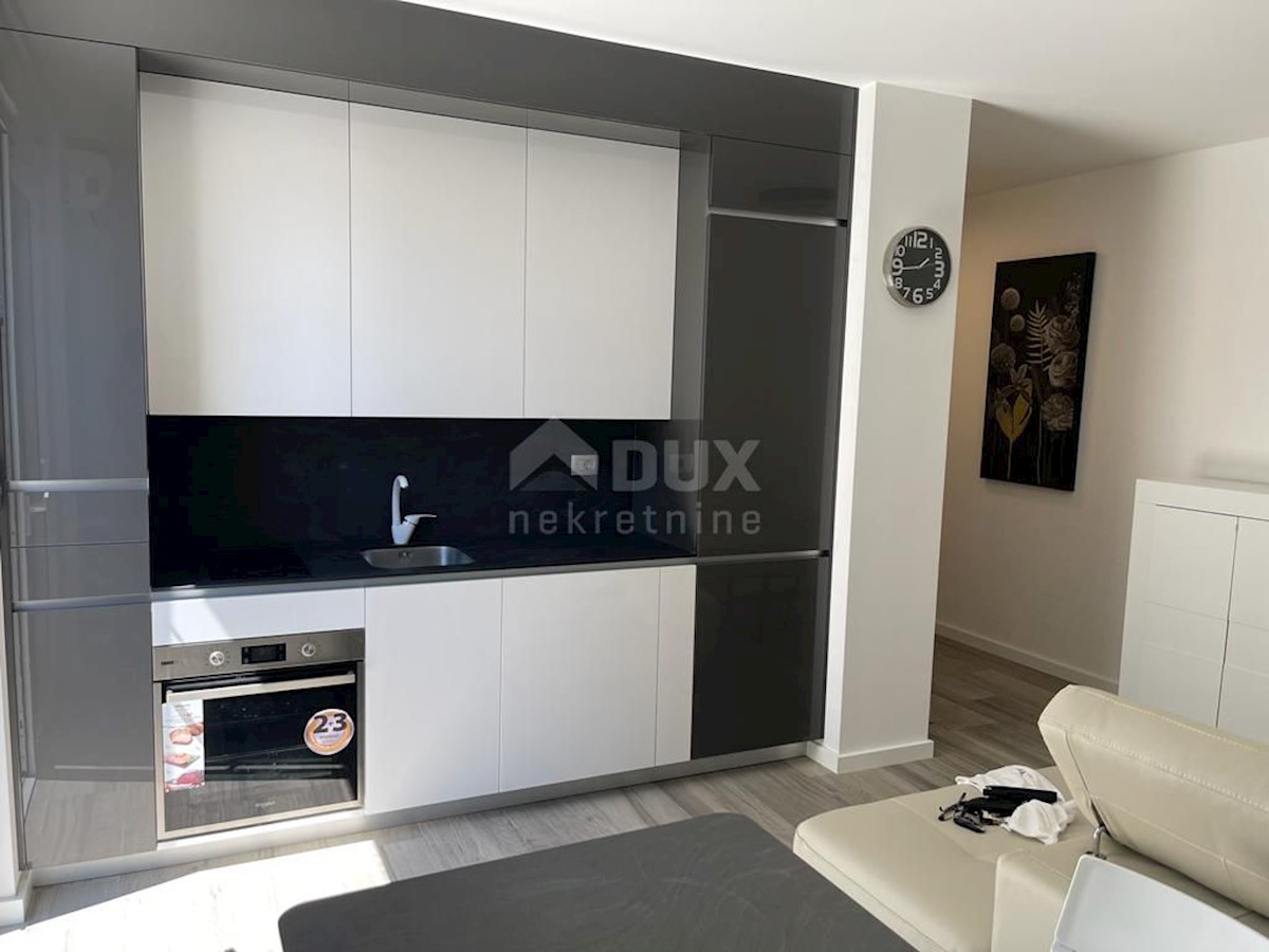 CITTÀ DI KRK - Lussuoso appartamento con tre camere da letto e una camera da letto al piano terra con vista sul mare