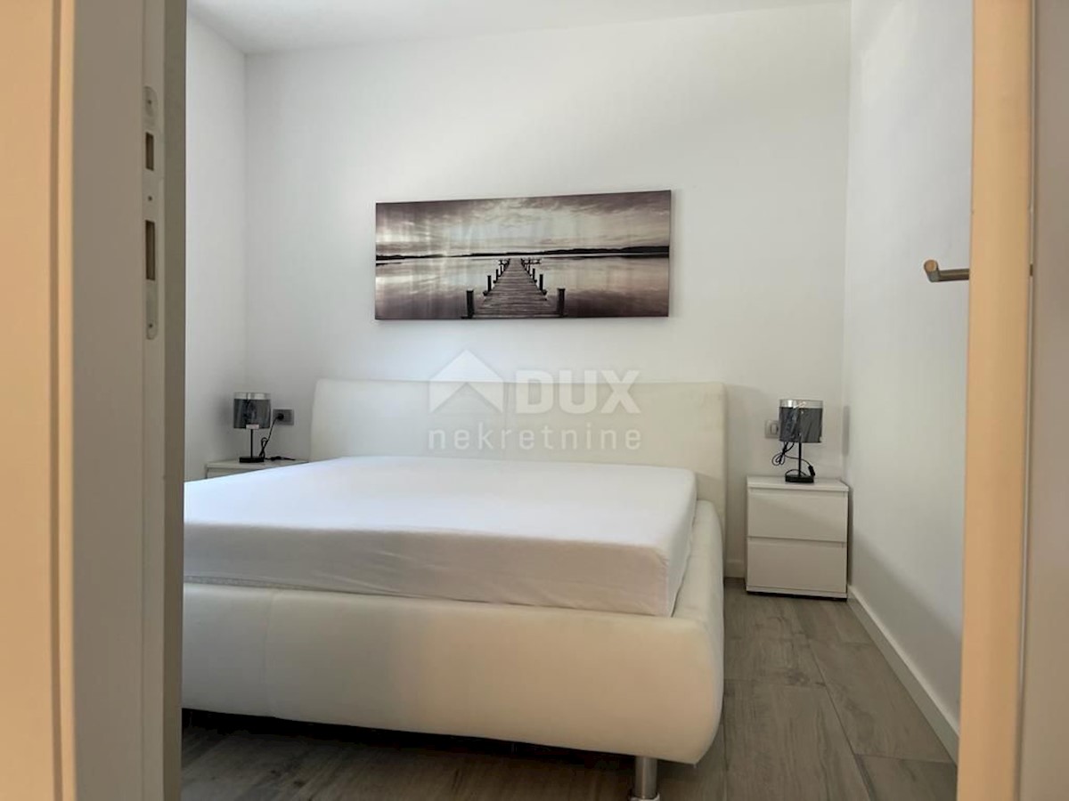 CITTÀ DI KRK - Lussuoso appartamento con tre camere da letto e una camera da letto al piano terra con vista sul mare