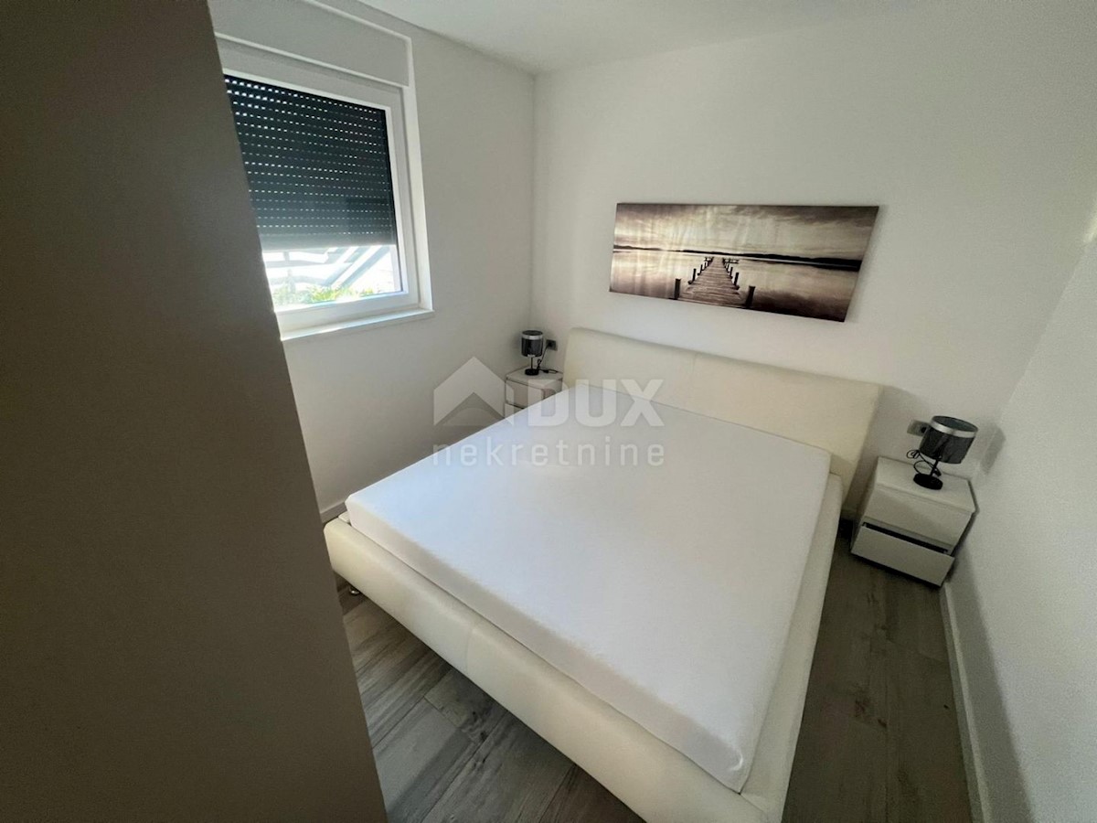 CITTÀ DI KRK - Lussuoso appartamento con tre camere da letto e una camera da letto al piano terra con vista sul mare