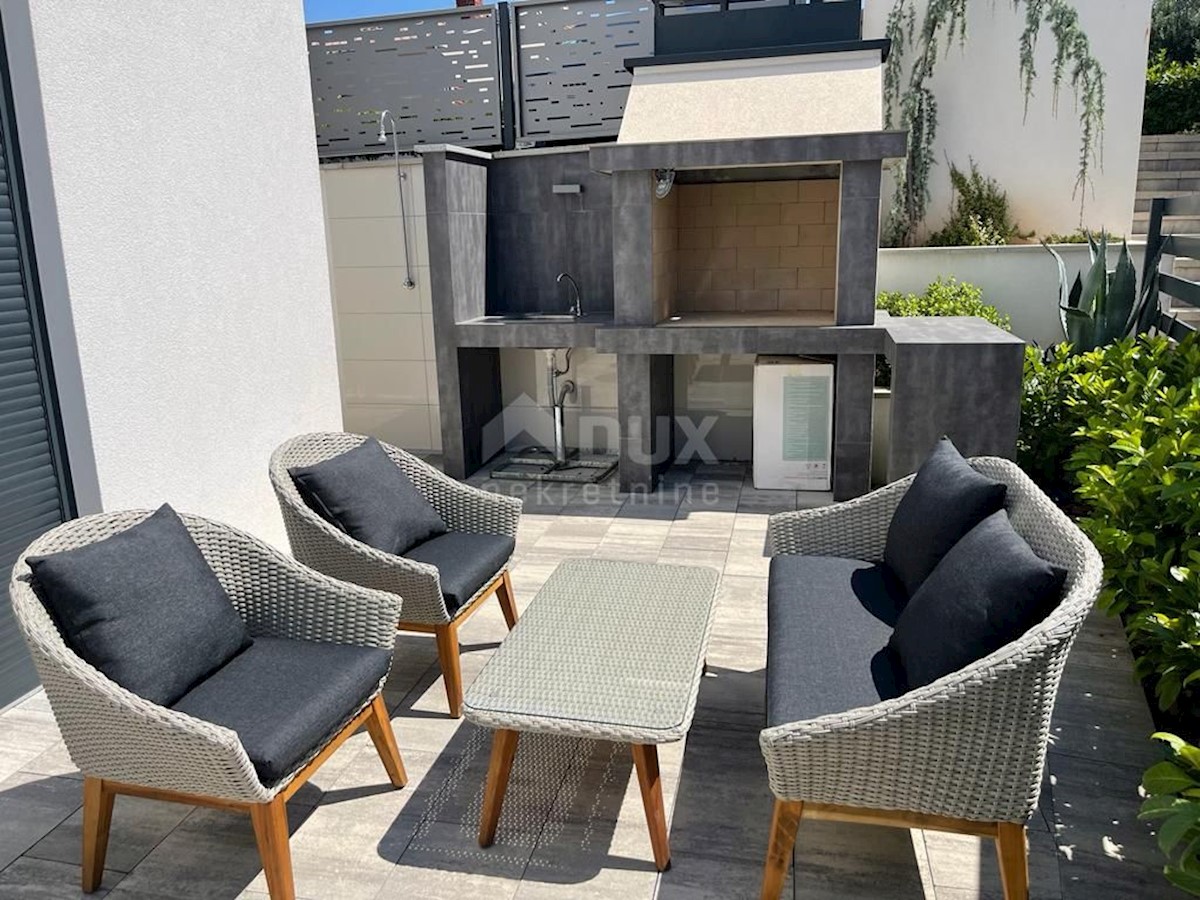 CITTÀ DI KRK - Lussuoso appartamento con tre camere da letto e una camera da letto al piano terra con vista sul mare