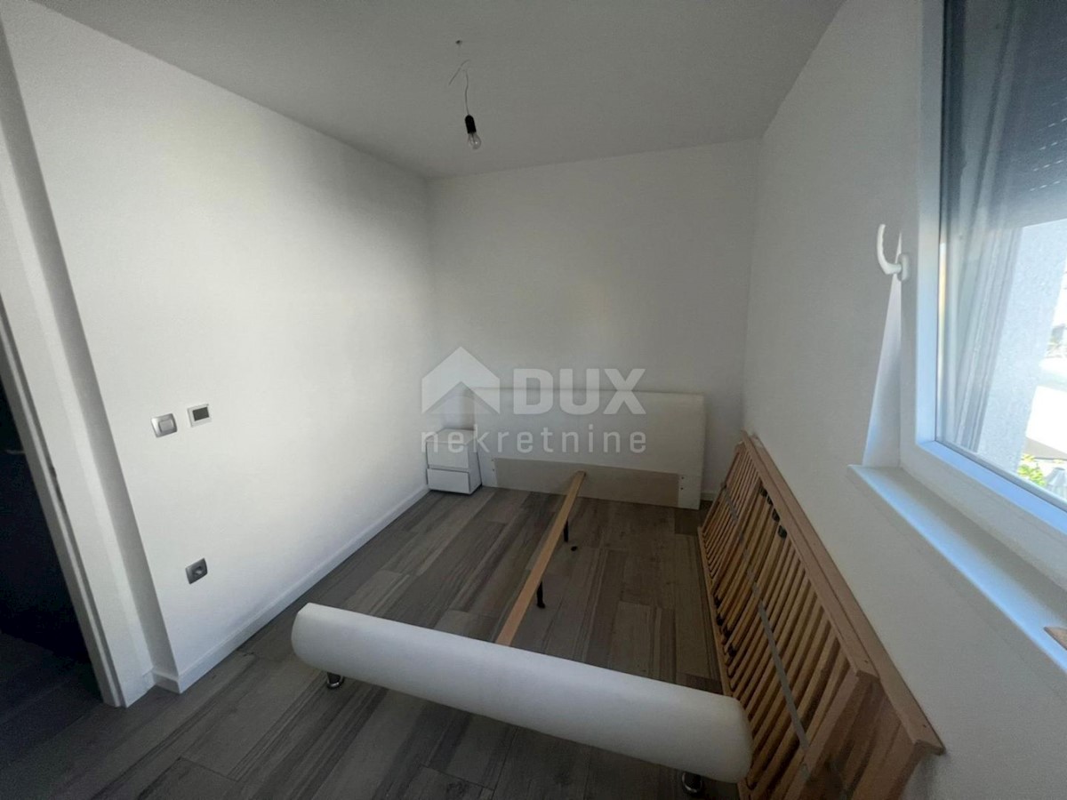 CITTÀ DI KRK - Lussuoso appartamento con tre camere da letto e una camera da letto al piano terra con vista sul mare