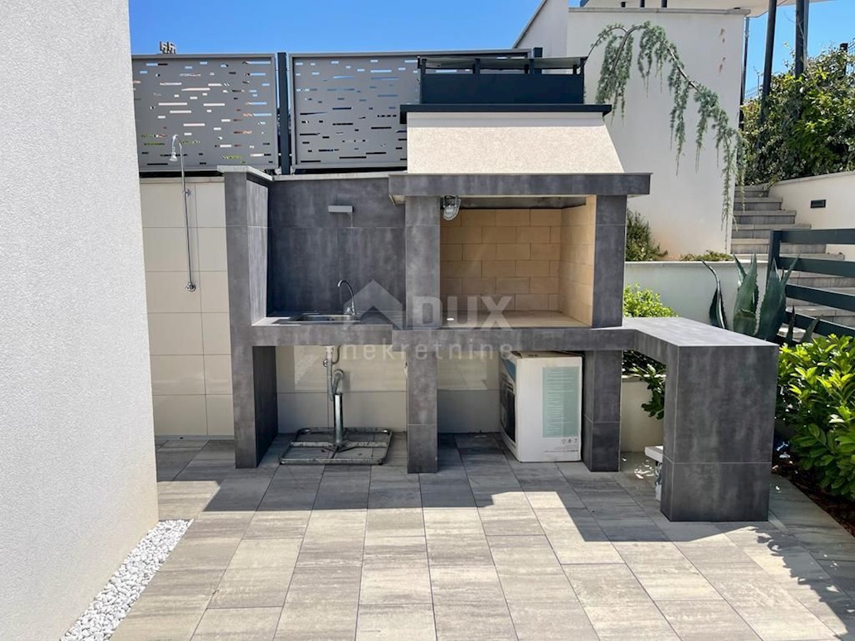 CITTÀ DI KRK - Lussuoso appartamento con tre camere da letto e una camera da letto al piano terra con vista sul mare