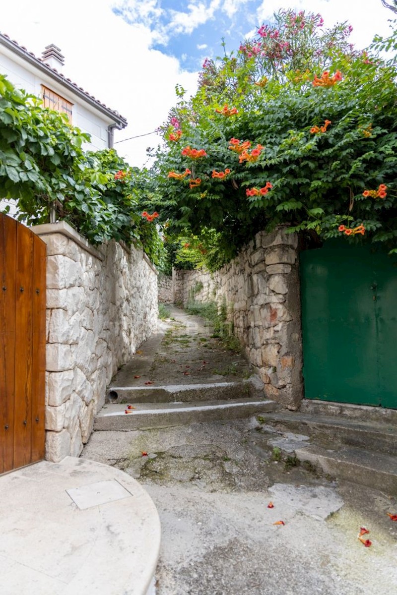 ŠIBENIK, ROGOZNICA - Casa a schiera ristrutturata in riva al mare