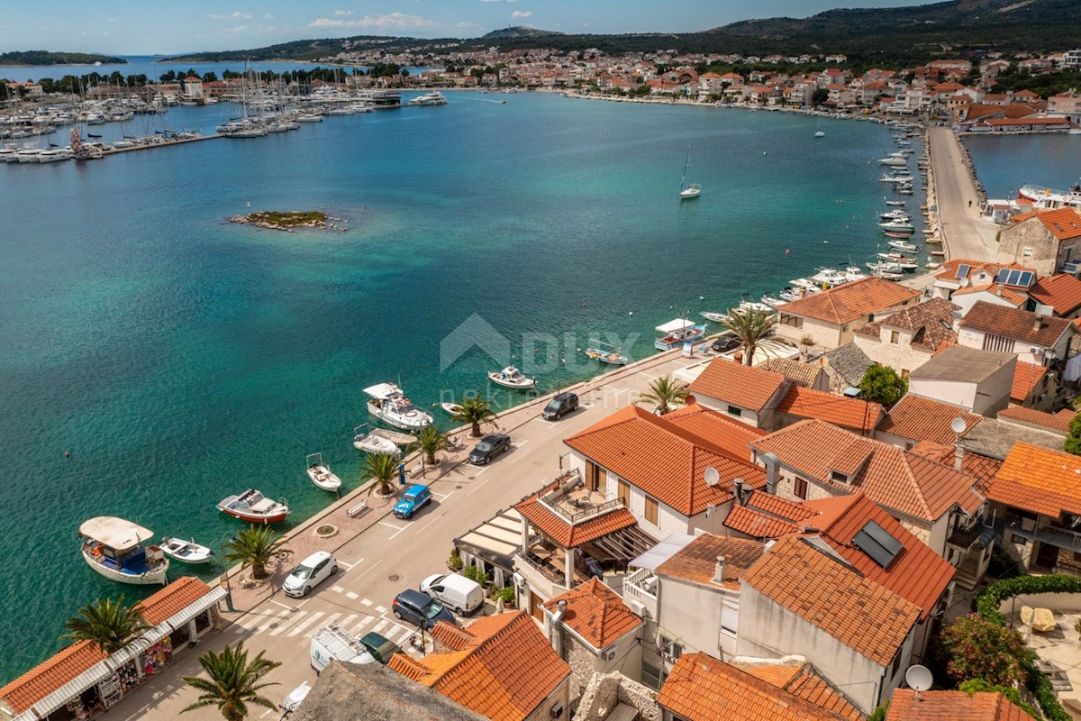 ŠIBENIK, ROGOZNICA - Casa a schiera ristrutturata in riva al mare