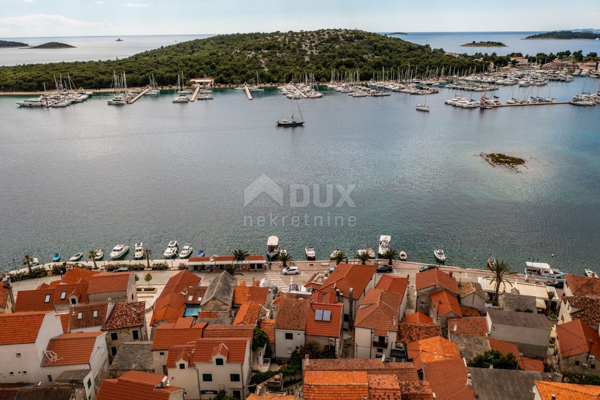 ŠIBENIK, ROGOZNICA - Casa a schiera ristrutturata in riva al mare