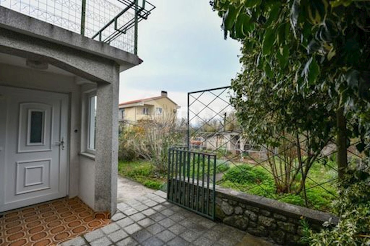 MATULJI - casa indipendente su tre piani con garage, giardino e vista mare