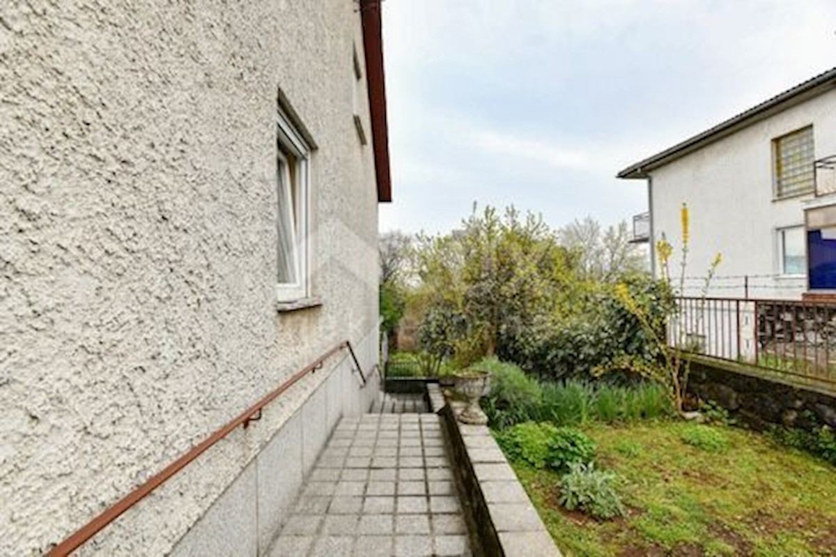 MATULJI - casa indipendente su tre piani con garage, giardino e vista mare