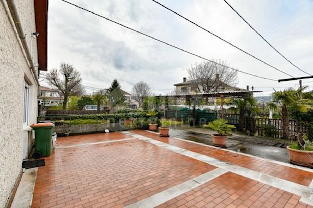 MATULJI - casa indipendente su tre piani con garage, giardino e vista mare