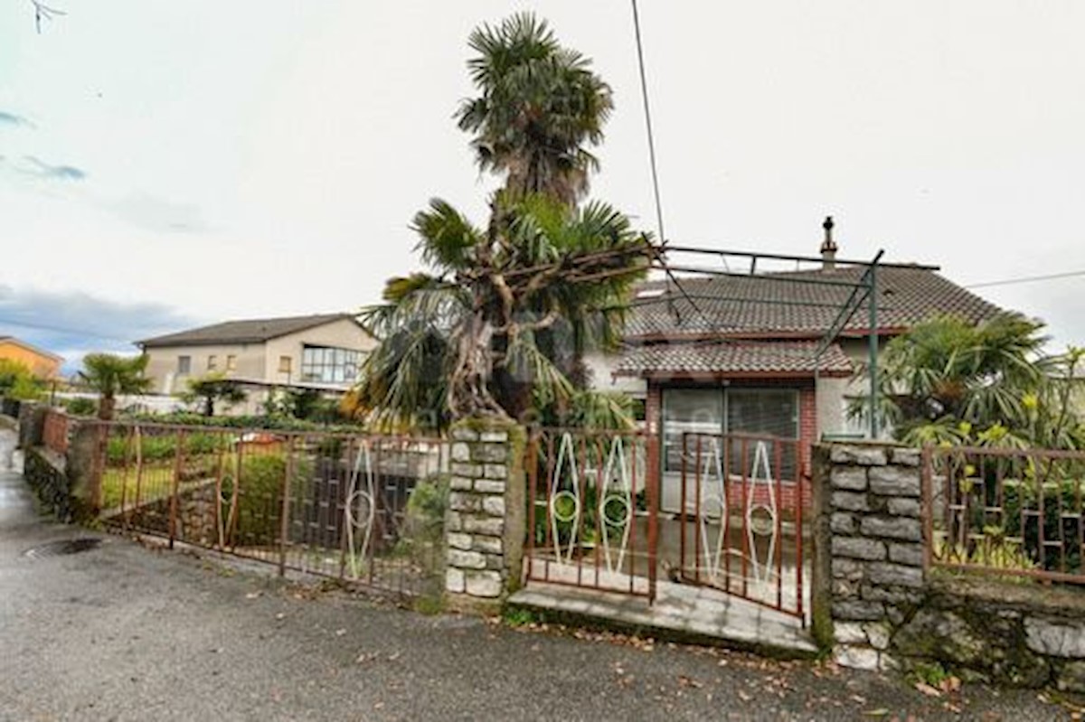 MATULJI - casa indipendente su tre piani con garage, giardino e vista mare