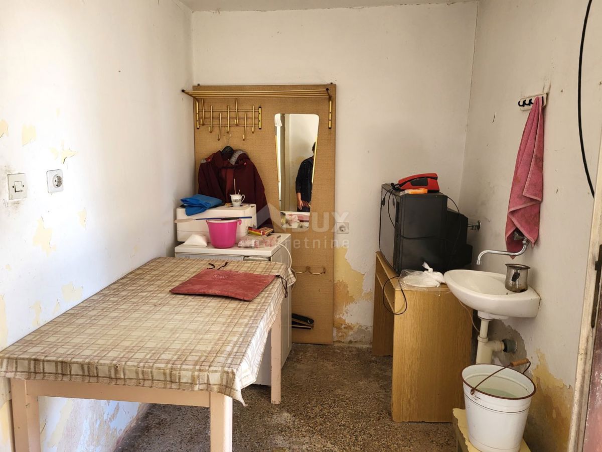 ISTRIA, BARBAN - Vecchia casa da ristrutturare in posizione tranquilla