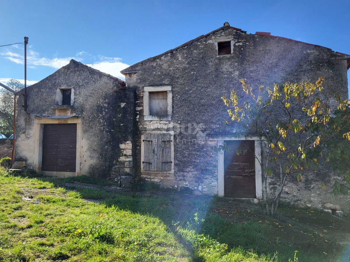 ISTRIA, BARBAN - Vecchia casa da ristrutturare in posizione tranquilla