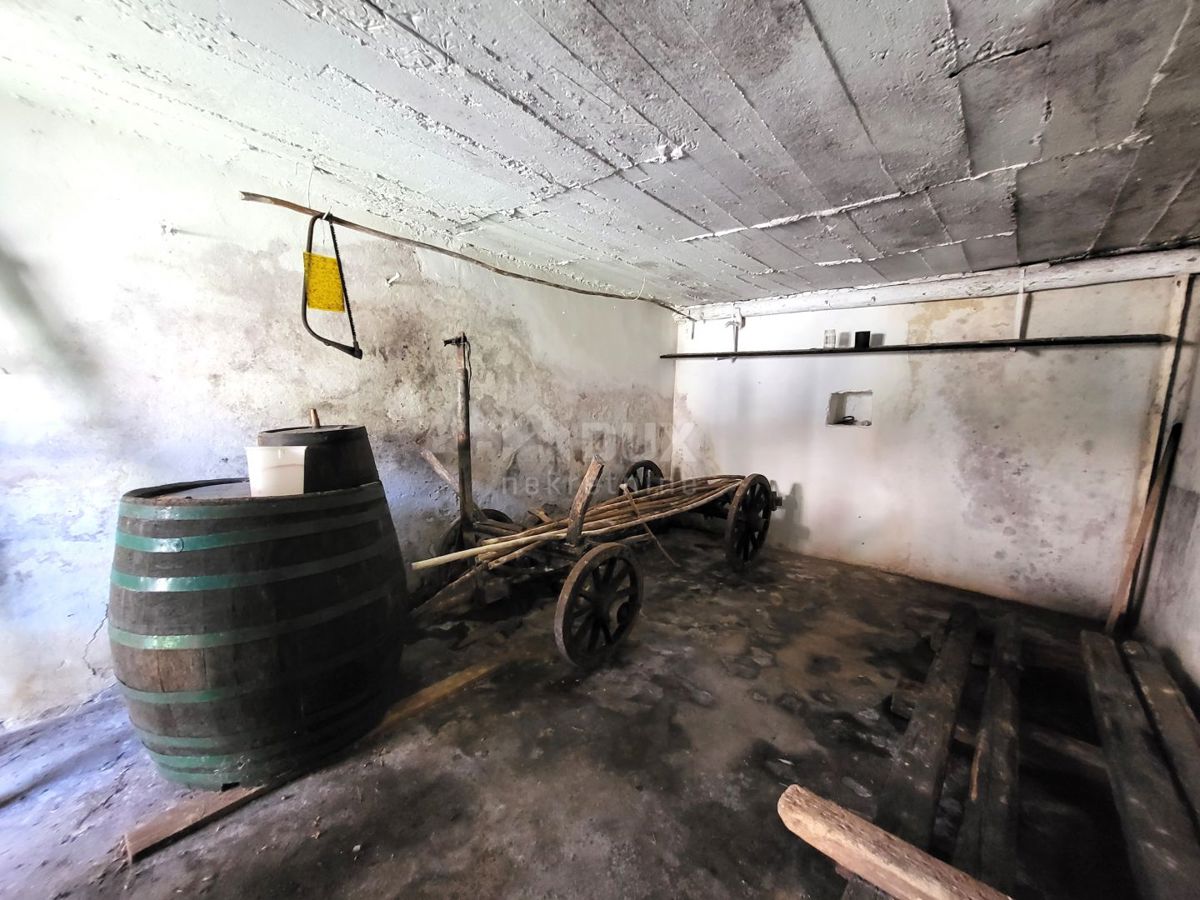 ISTRIA, BARBAN - Vecchia casa da ristrutturare in posizione tranquilla