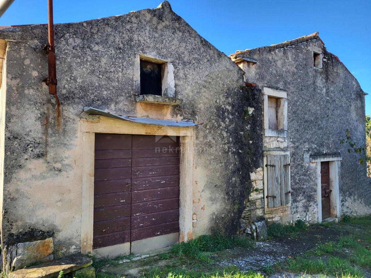 ISTRIA, BARBAN - Vecchia casa da ristrutturare in posizione tranquilla