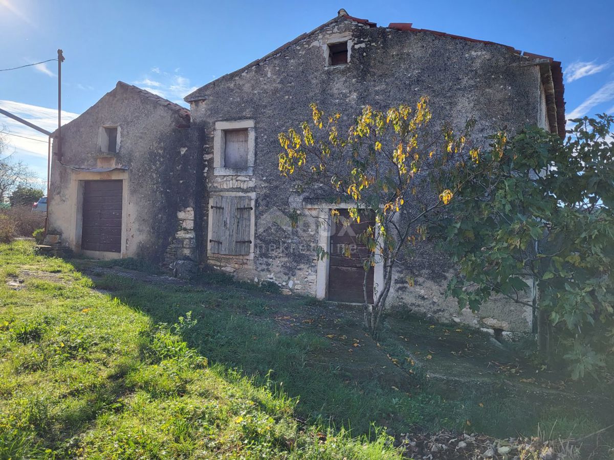 ISTRIA, BARBAN - Vecchia casa da ristrutturare in posizione tranquilla