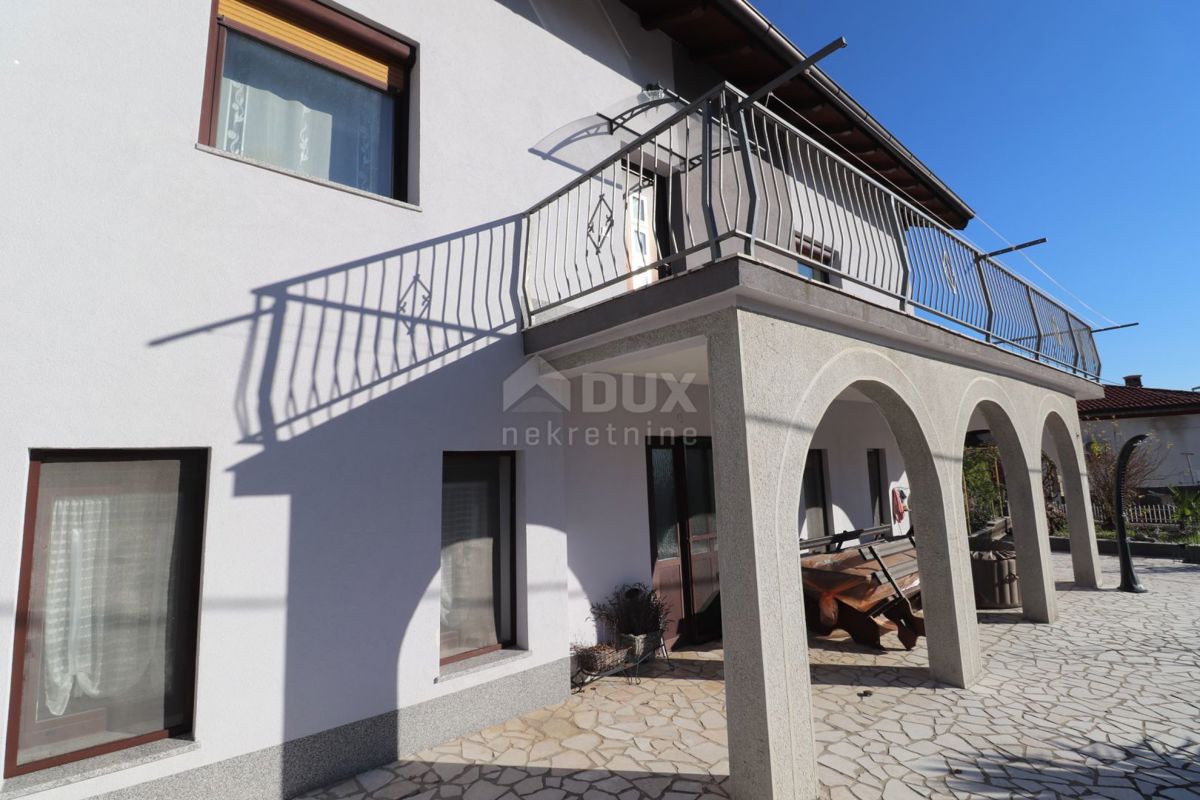 ŠKURINJE - Casa recentemente ristrutturata con due appartamenti, garage e giardino