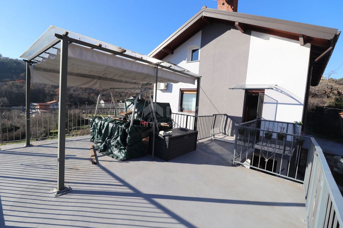 ŠKURINJE - Casa recentemente ristrutturata con due appartamenti, garage e giardino