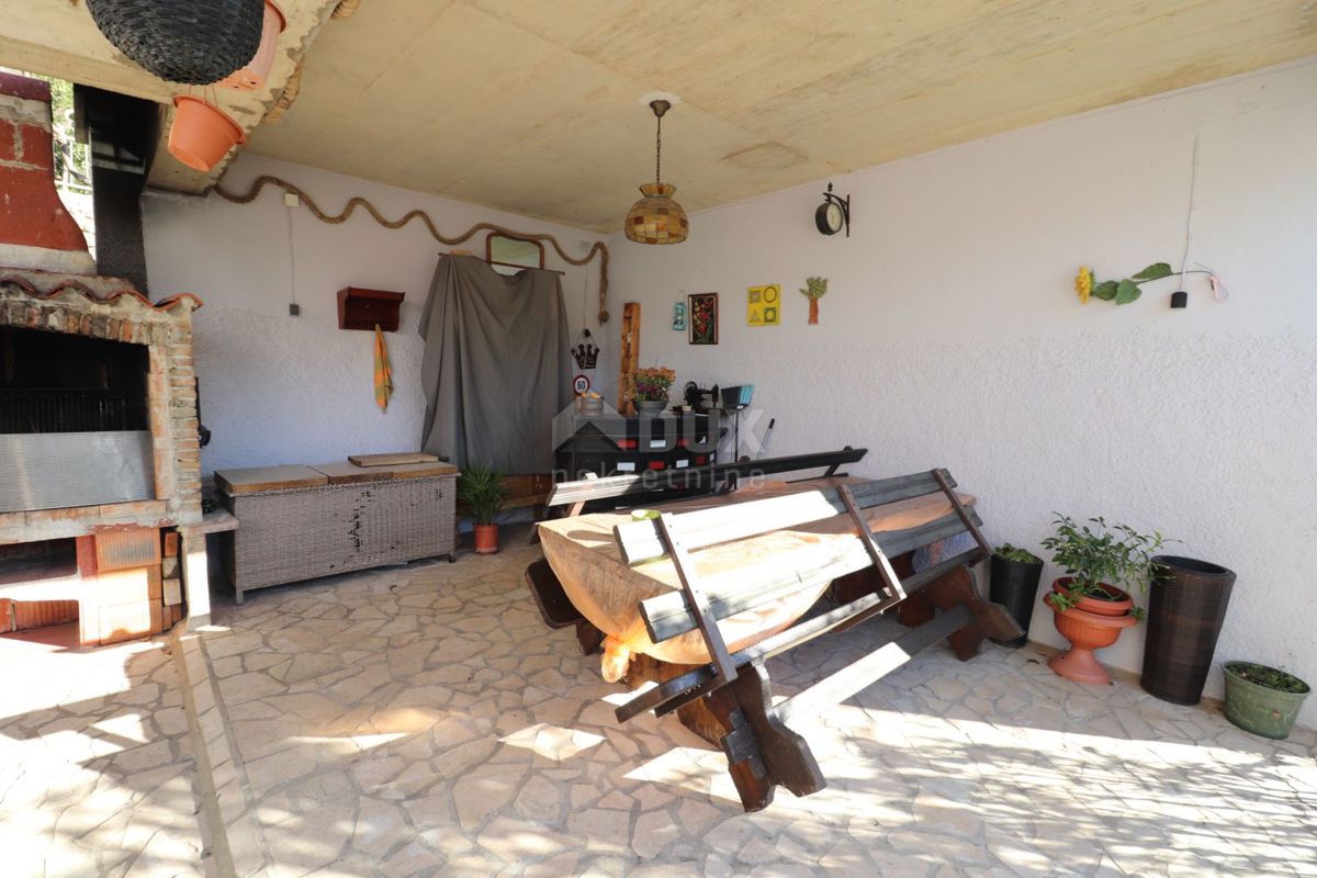 ŠKURINJE - Casa recentemente ristrutturata con due appartamenti, garage e giardino