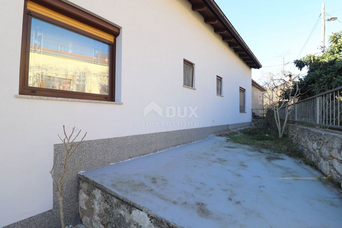 ŠKURINJE - Casa recentemente ristrutturata con due appartamenti, garage e giardino