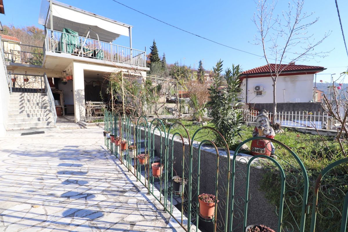 ŠKURINJE - Casa recentemente ristrutturata con due appartamenti, garage e giardino