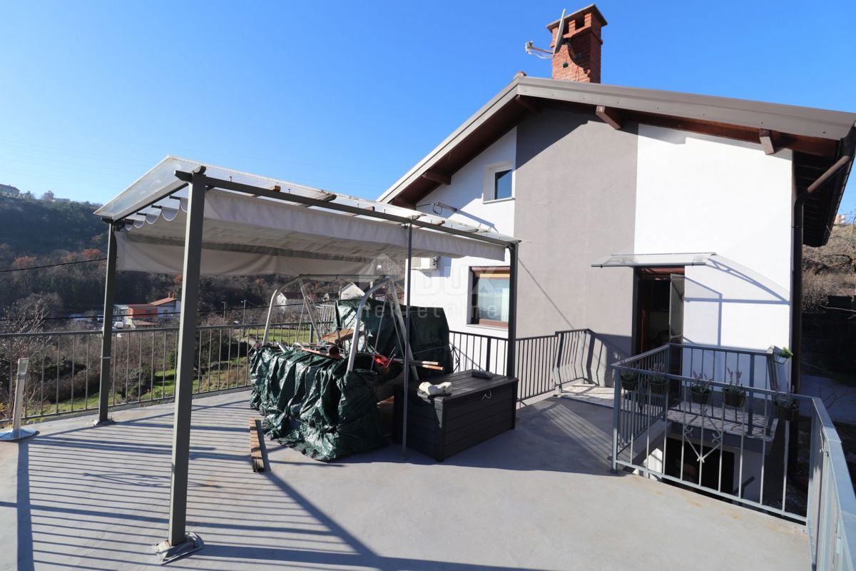 ŠKURINJE - Casa recentemente ristrutturata con due appartamenti, garage e giardino