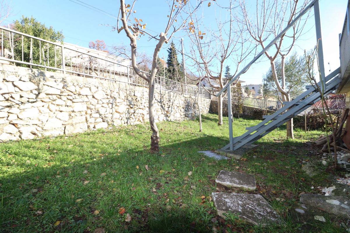 ŠKURINJE - Casa recentemente ristrutturata con due appartamenti, garage e giardino