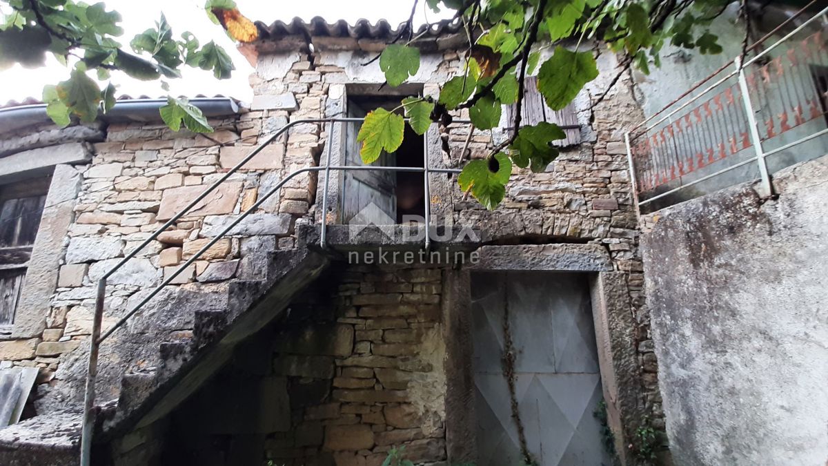 ISTRIA, JURADI - Vecchia casa da ristrutturare con 9000 mq di terreno agricolo