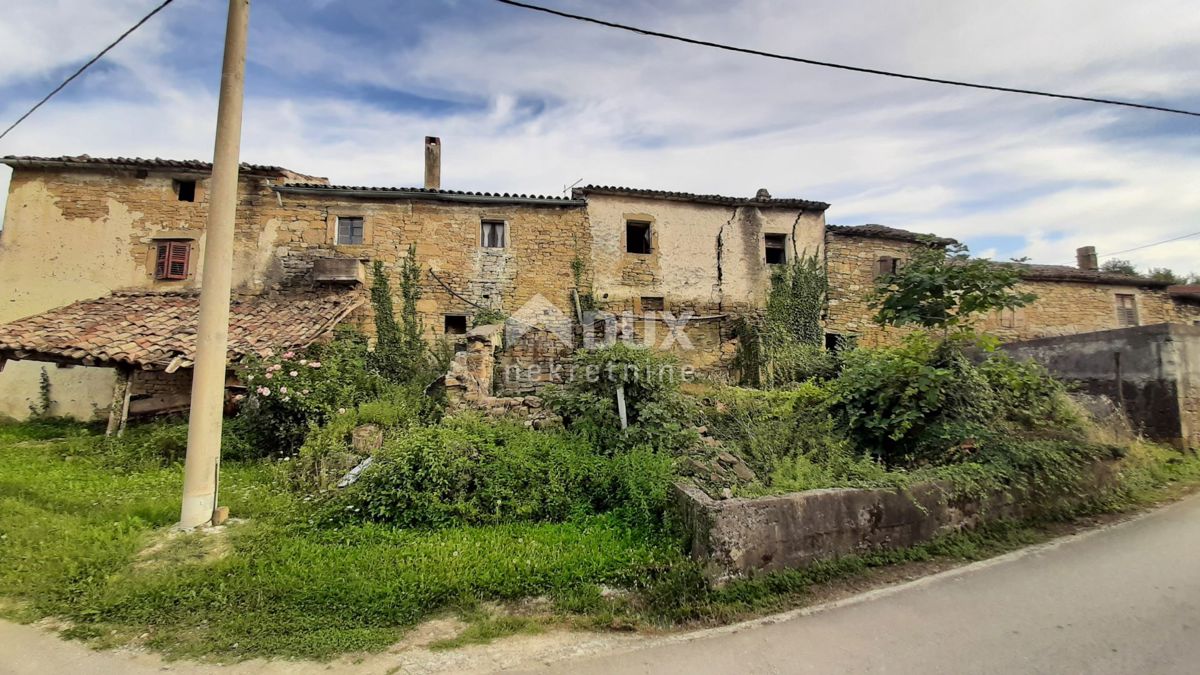 ISTRIA, JURADI - Vecchia casa da ristrutturare con 9000 mq di terreno agricolo