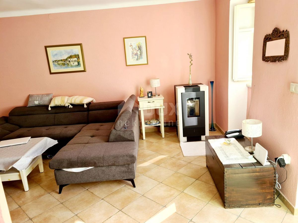 ISOLA DI KRK, OMIŠALJ - Casa autoctona sul mare finemente ristrutturata