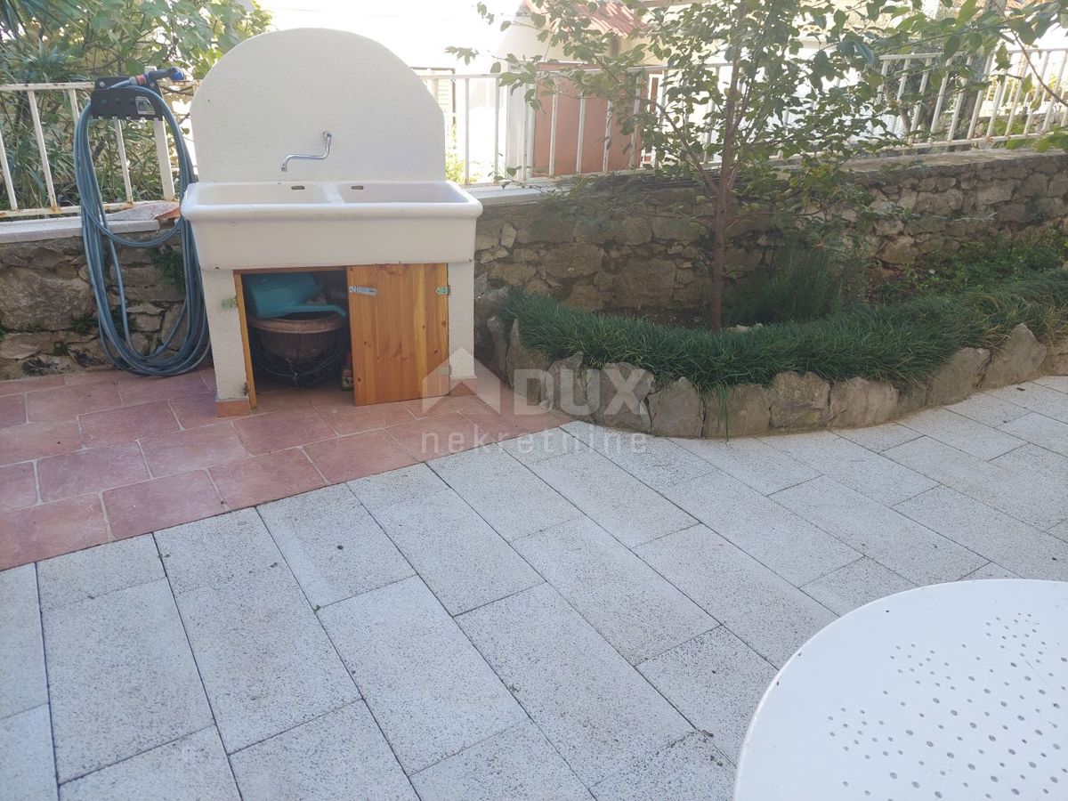 ISOLA DI KRK, OMIŠALJ - Casa autoctona sul mare finemente ristrutturata