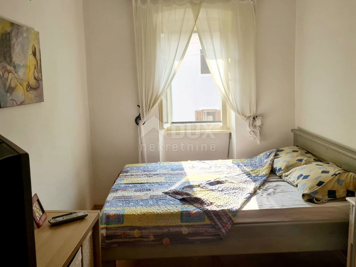 ISOLA DI KRK, OMIŠALJ - Casa autoctona sul mare finemente ristrutturata