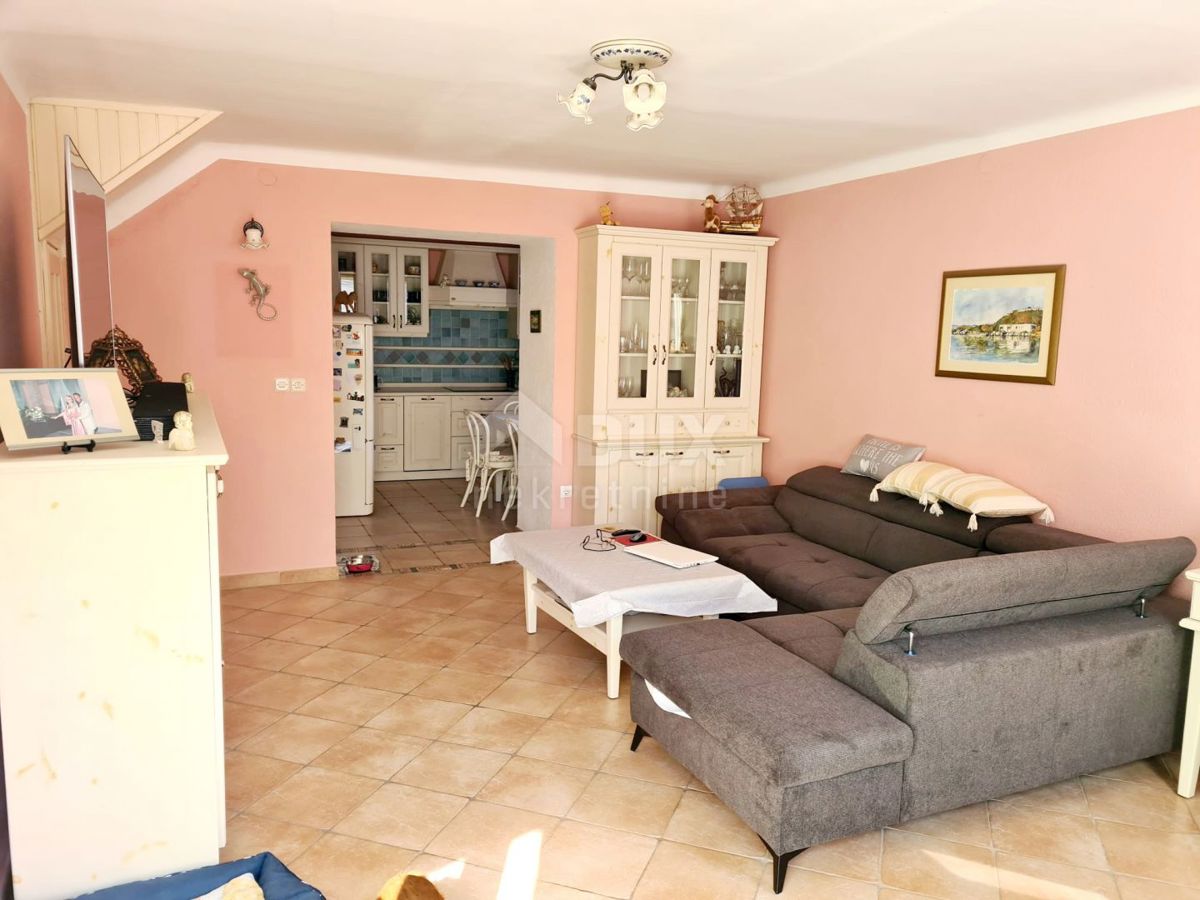 ISOLA DI KRK, OMIŠALJ - Casa autoctona sul mare finemente ristrutturata