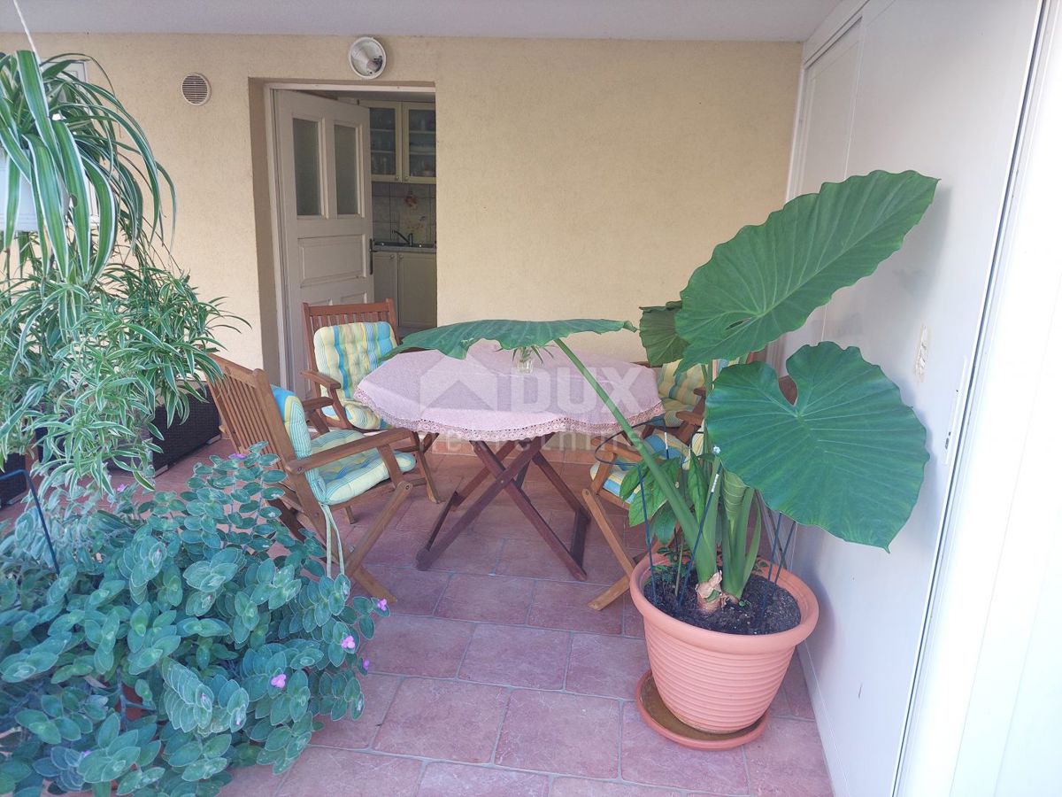 ISOLA DI KRK, OMIŠALJ - Casa autoctona sul mare finemente ristrutturata