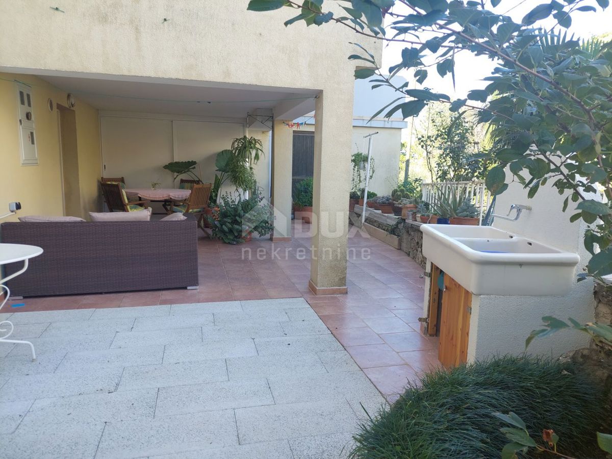 ISOLA DI KRK, OMIŠALJ - Casa autoctona sul mare finemente ristrutturata